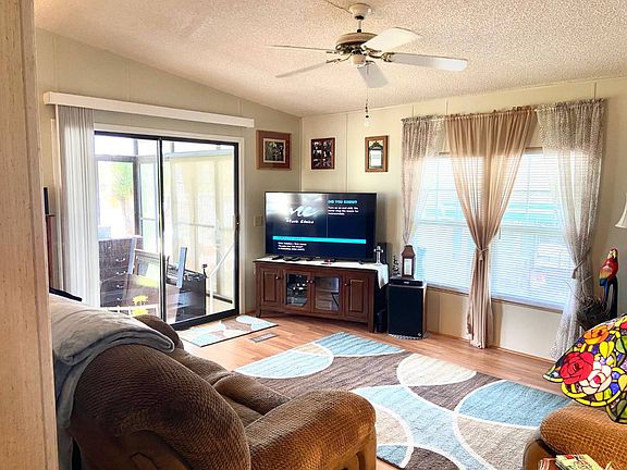 4th image of 1012 Lakeshore Dr