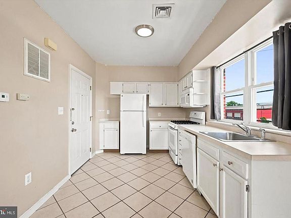 3rd image of 200 Wanamaker Ave APT 6