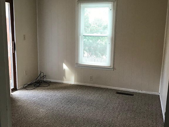 3rd image of 801 N Cedar Ave