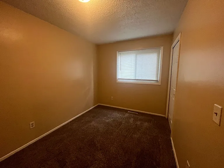 900 Wescott Sq — Photo 11