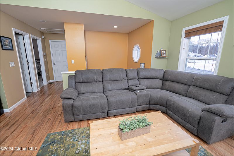 3rd image of 39 Ferris Way