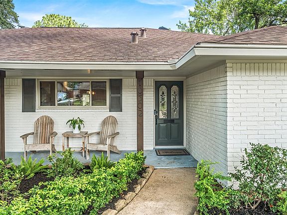 3rd image of 10502 Shadow Wood Dr