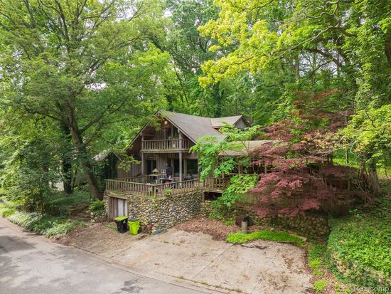 4995 Mohawk Blvd, Clarkston, MI 48348