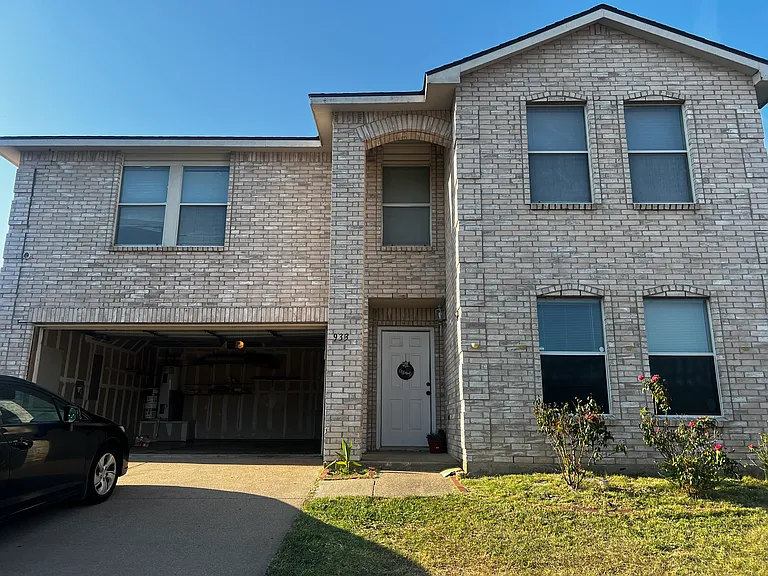 933 Medina Dr — Photo 1