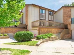 21 Windward Cir #21, Willowbrook, IL 60527