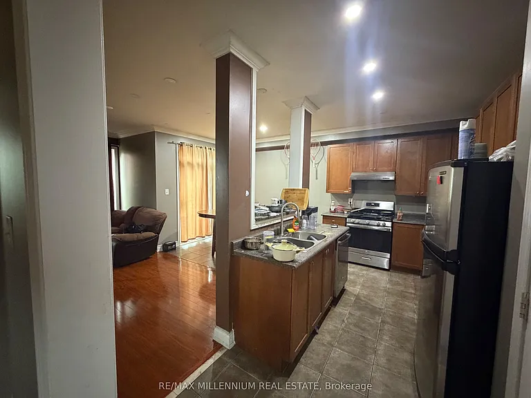 33 Nomad Cres #UPPER — Photo 8