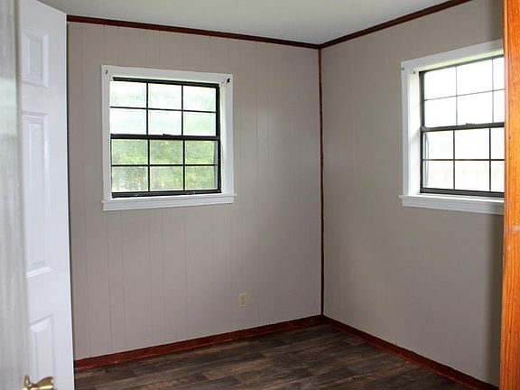 3rd image of 168 Hillcrest Cir