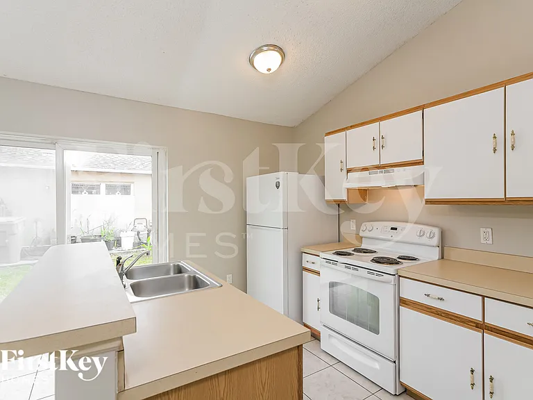 440 Breezeway Dr — Photo 10