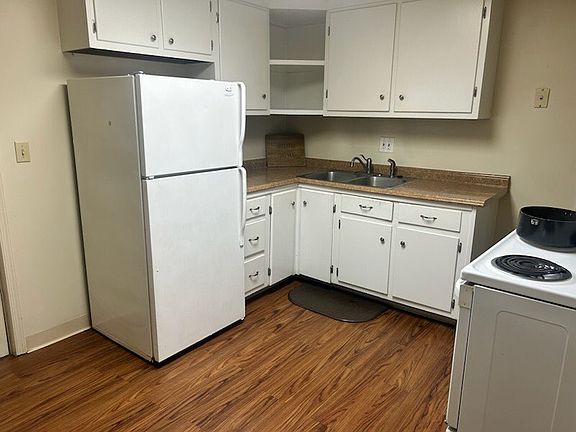 2nd image of 100-106 E Bennett St #3