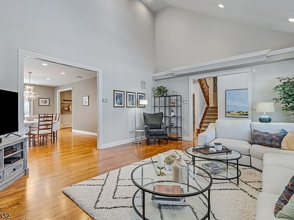 4th image of 30 High Point Dr