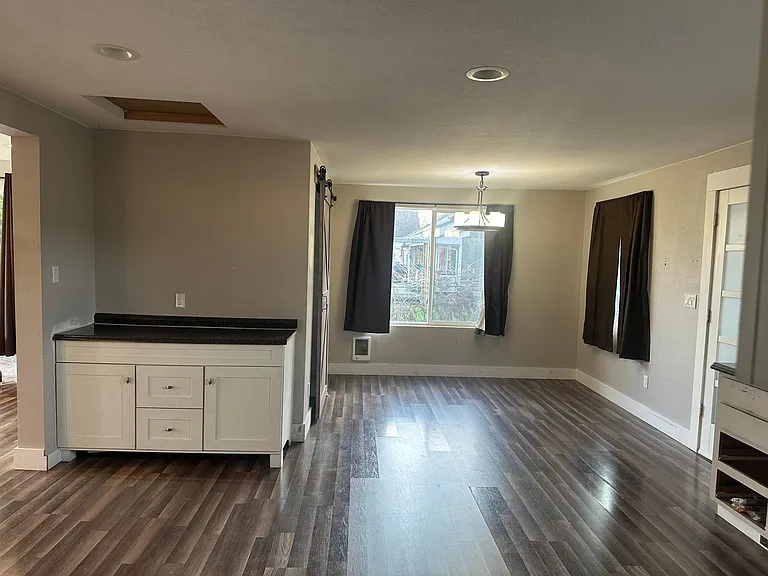 2420 Walnut St — Photo 6