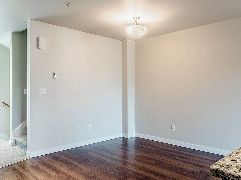 Modern 3 bedroom Townhomes with Garage — Photo 36