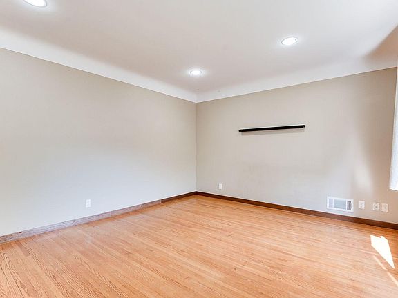 5th image of 1071 Burns Ave