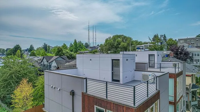 2409 E Thomas St — Photo 30