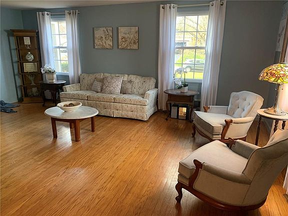 3rd image of 18 Ambleside Dr