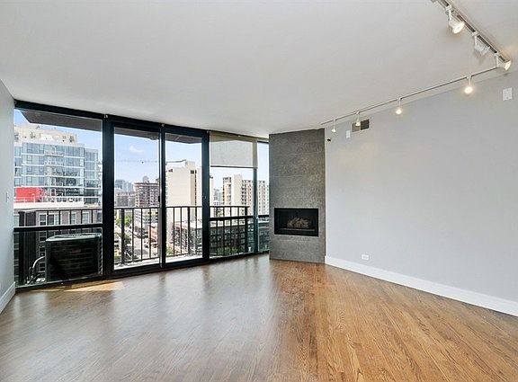 3rd image of 1309 N Wells St APT 1302