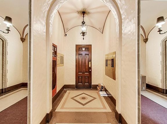 5th image of 431 W Oakdale Ave APT 5C