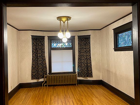 2nd image of 908 Laurel Ave #1