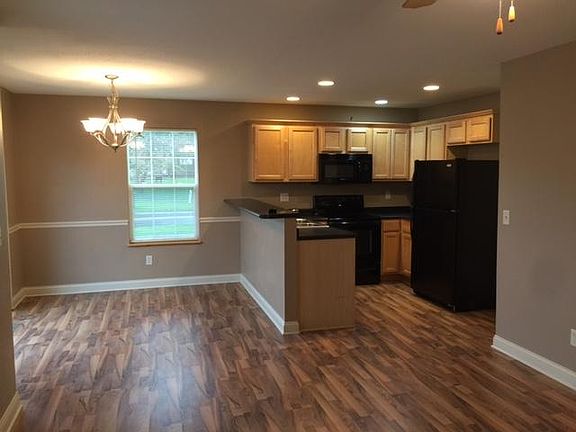 Kitchen and Dining Area w breakfast counter