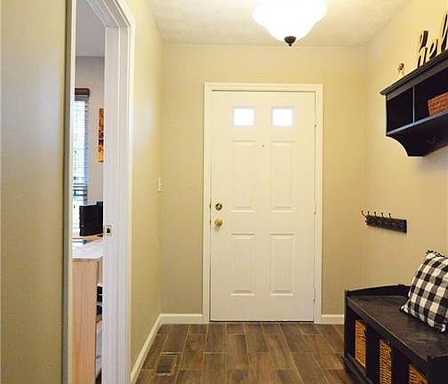 4th image of 2110 Robinhood Dr