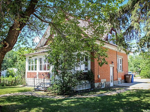 2nd image of 420 Burrows AVENUE W