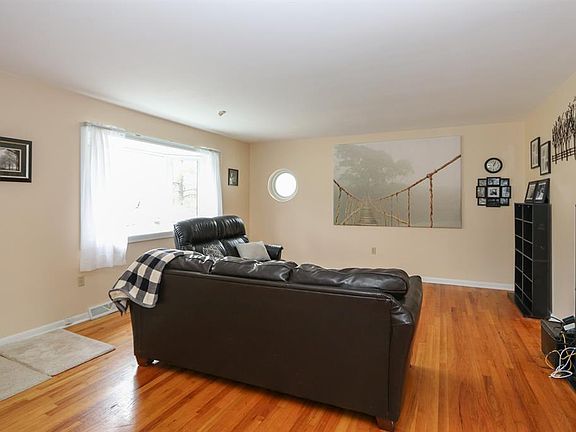 3rd image of 7258 Birchwood Dr