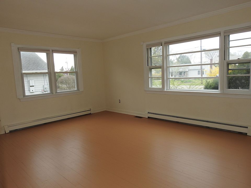 2nd image of 22 Maple St