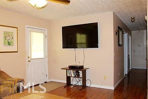 4th image of 380 Sherry Dr