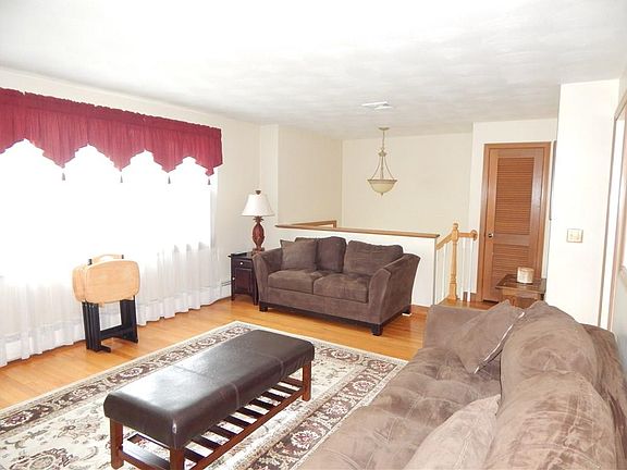 4th image of 65 Julia Dr