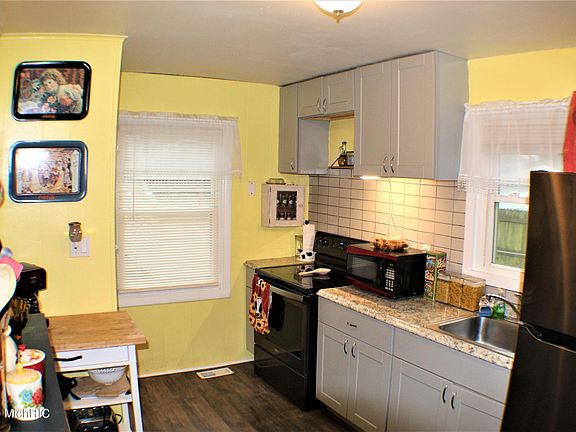 5th image of 272 W Empire Ave