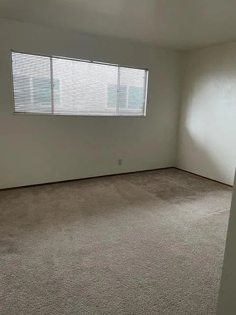 Building Photo - 210 Flanders Ct