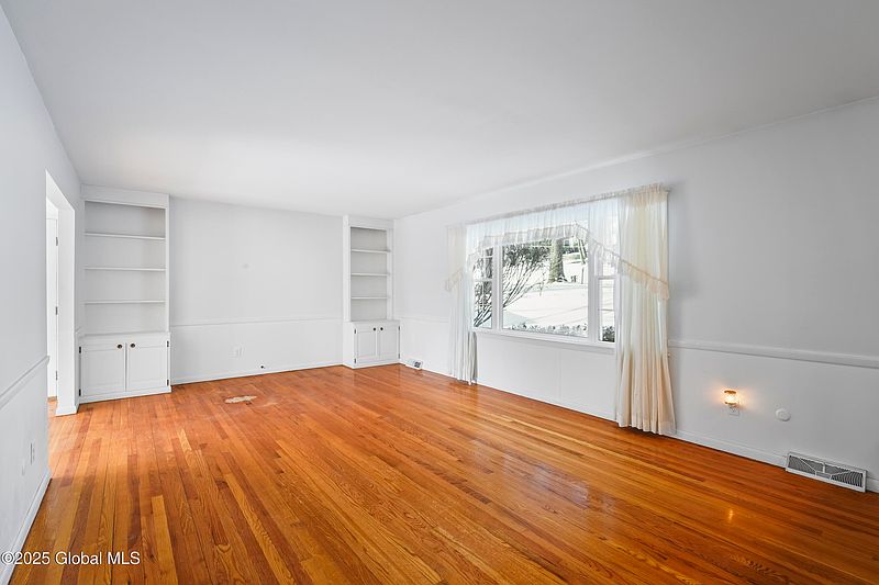 4th image of 117 Acorn Drive