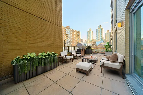 160 Riverside Blvd #9U Photo 1