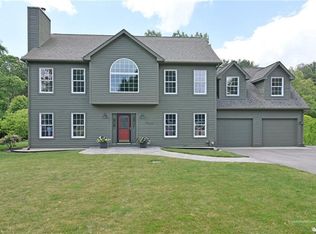 102 Hidden Lake Dr, North Kingstown, RI 02852