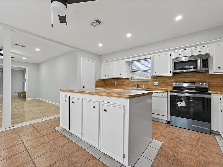 6102 Crakston St — Photo 2