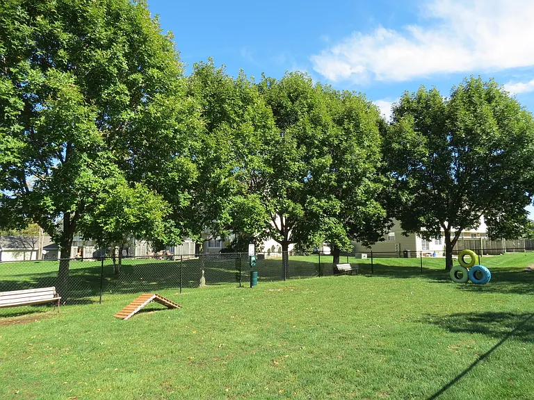 Ashworth Pointe & Foxboro Townhomes — Photo 40