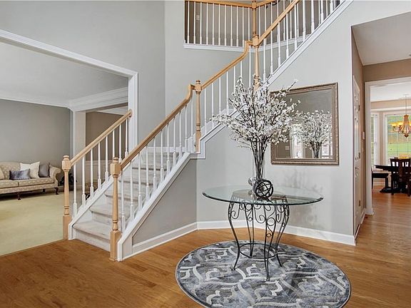 4th image of 300 Bluff Oak Dr