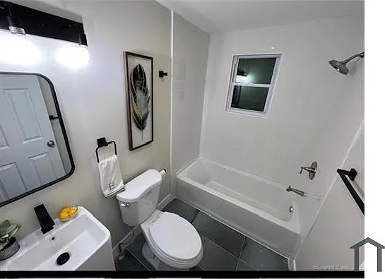 4 bed, 3285 sqft, $2,200 — Photo 2
