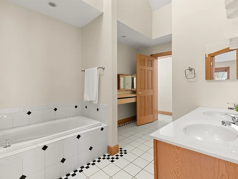 25 Pleasant St — Photo 31