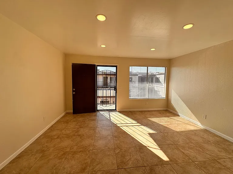 1405 E Lynwood Dr — Photo 4