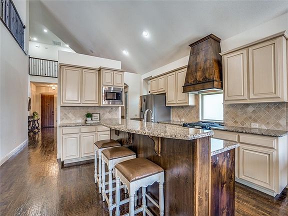 4th image of 711 Hampshire Ct