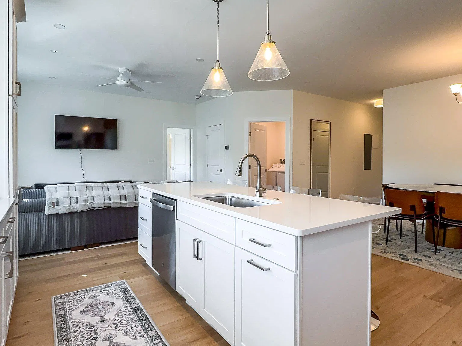 2 bed, 2.0 bath, 2750 sqft, $3,000 — Photo 3