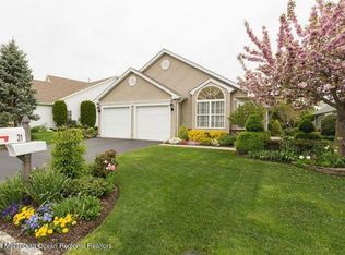 31 Skyline Dr, Lakewood, NJ 08701