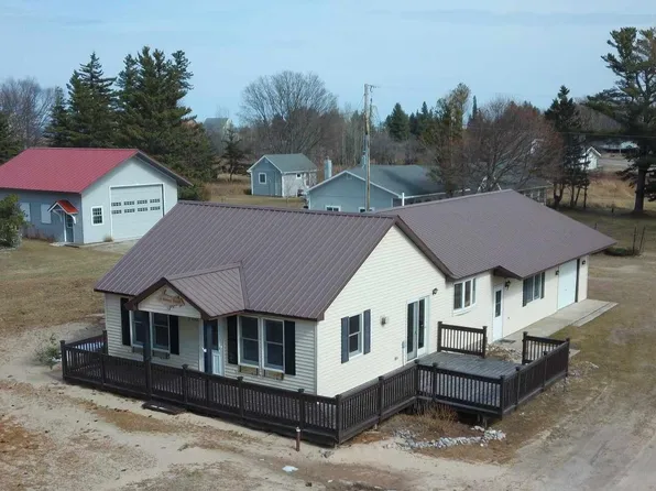14358 Lake Ave, Grand Marais, MI 49839