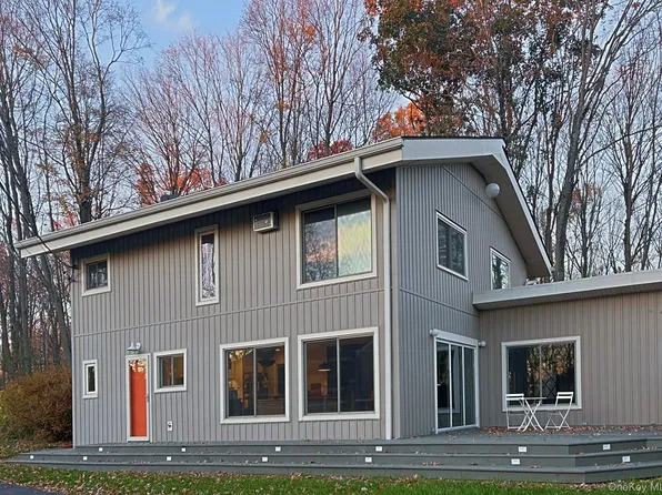 11 Stream Lane, Pleasant Valley, NY 12569
