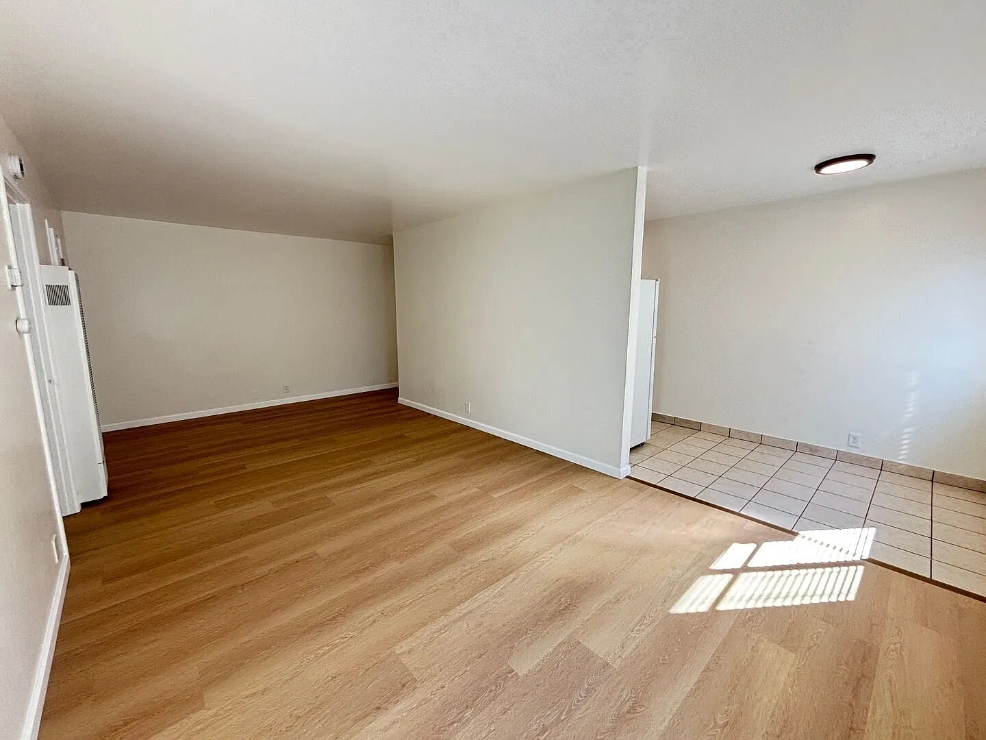 Spacious two bedroom with great light. Parking included! — Photo 4