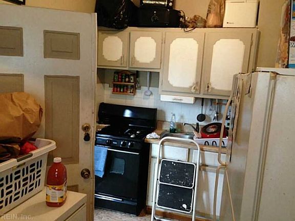 2nd image of 2725 Bagley St