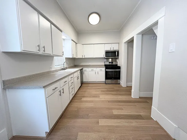 421 E Myrtle St — Photo 8