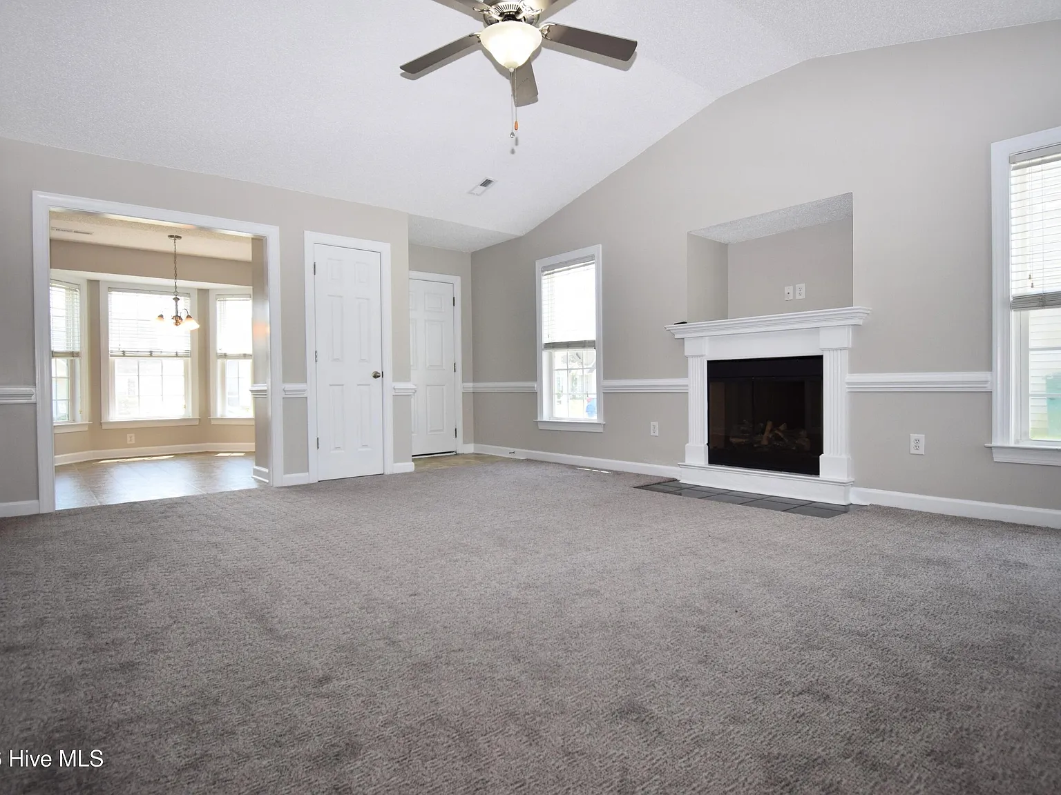 3 bed, 2.0 bath, 1231 sqft, $1,600 — Photo 2