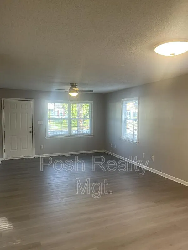 3 bed, 2.0 bath, 1054 sqft, $1,200 — Photo 2